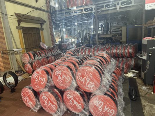biển mica hút nổi ngoài trời