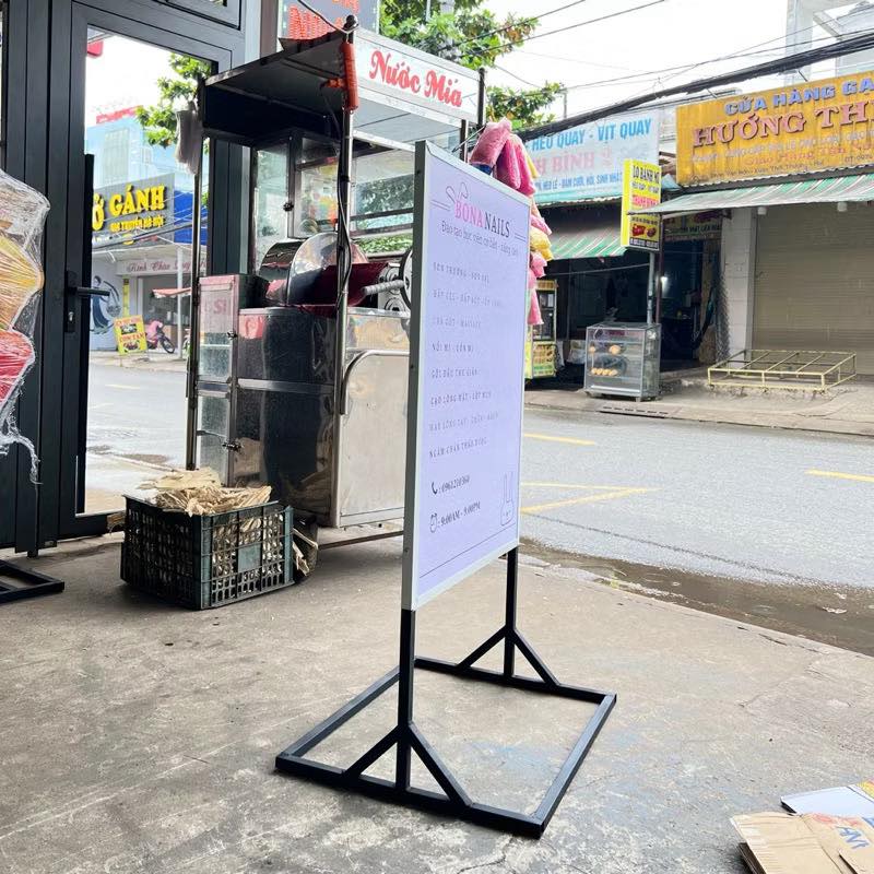 biển vẫy có chân để quán cafe