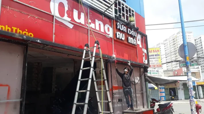 tháo dỡ biển quảng cáo mặt tiền