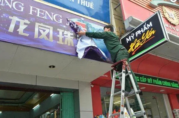 thi công tháo dỡ biển quảng cáo an toàn