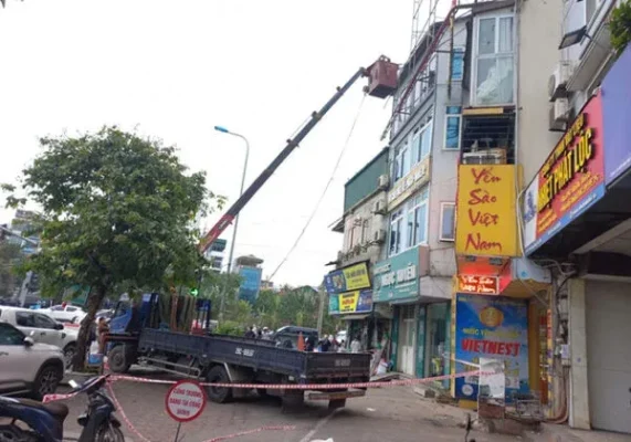 thợ tháo biển hiệu quảng cáo