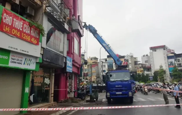 thợ tháo biển hiệu quảng cáo chuyên nghiệp