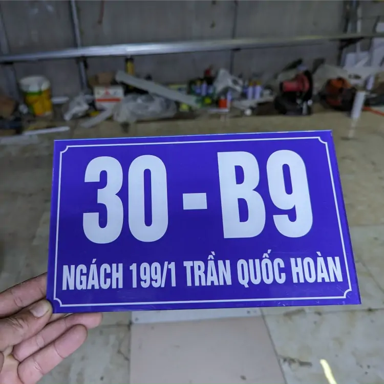 biển số nhà mica nền xanh chữ trắng