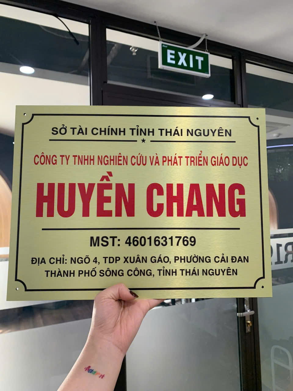 biển tên công ty mica chữ nổi